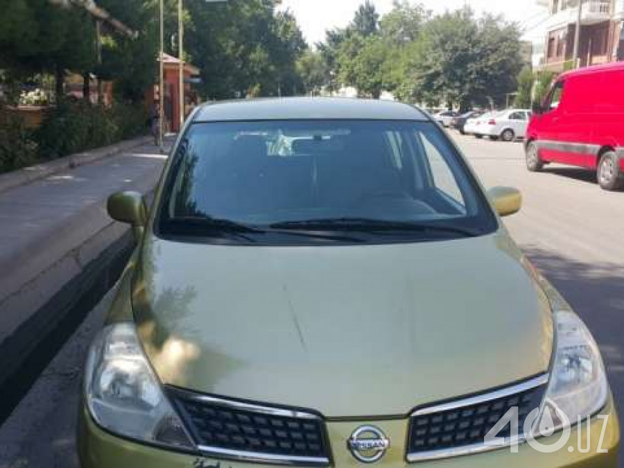 Nissan Tiida I